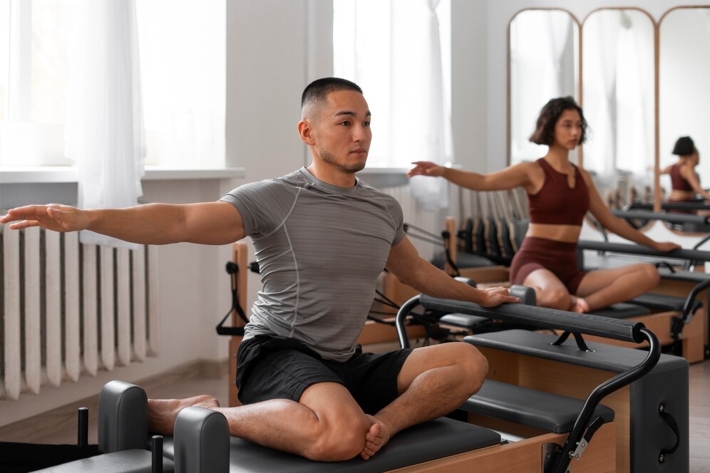 pessoas-que-fazem-aulas-de-pilates-reformer_23-2151093216